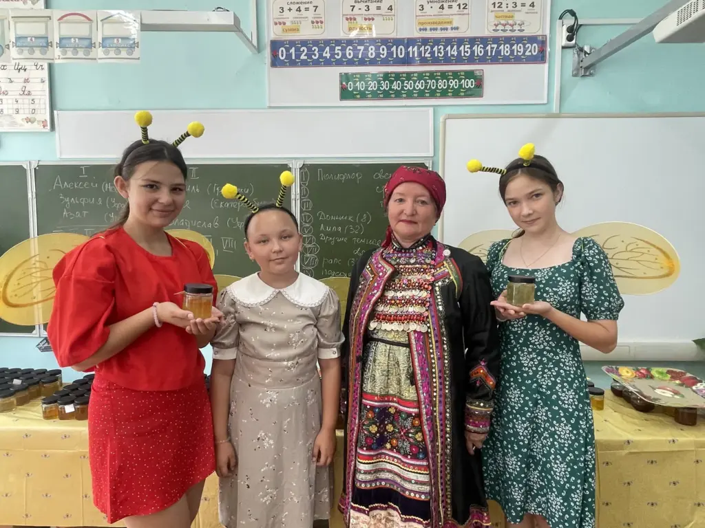 Участницы в костюмах пчёл