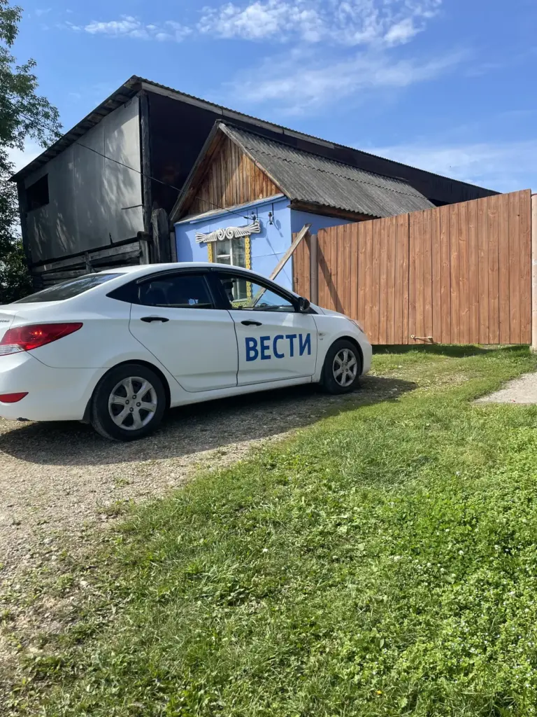 Машина «Вести» у дома