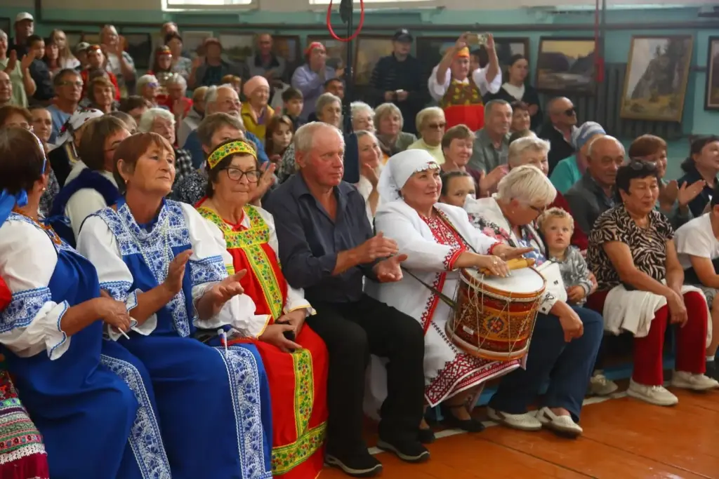 Концертная программа: гости в национальных костюмах