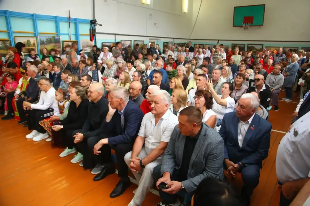 Полный зал гостей фестиваля «Мёд – всему голова» в Усть-Маше